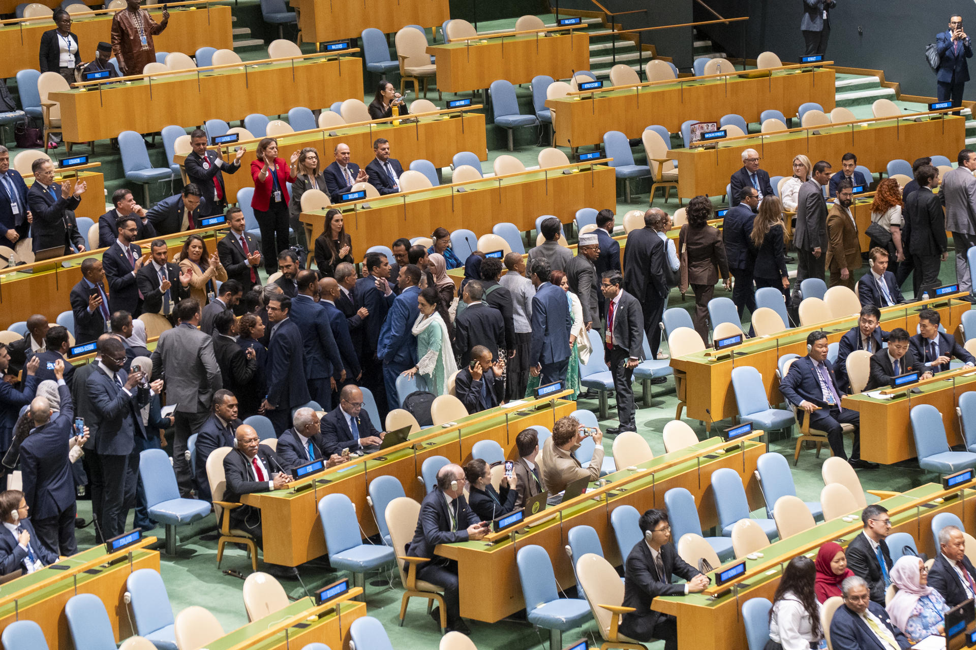 Asistentes a la Asamblea General de la Organización de las Naciones Unidas (ONU) se levantan de sus asientos este viernes, en Nueva York (Estados Unidos). EFE/ Angel Colmenares