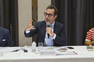 El ministro de Economía, Comercio y Empresa de España, Carlos Cuerpo, participa en un encuentro con inversores japoneses en Tokio, durante la primera de dos jornadas de su viaje a Japón. EFE/María Roldán