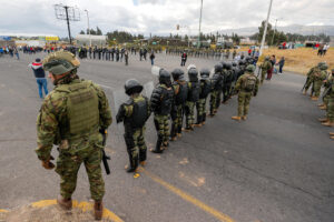Integrantes de las Fuerzas Armadas de Ecuador fueron captados este lunes, 22 de septiembre, al vigilar un carretera, durante una protesta, en Latacunga (Ecuador). EFE/José Jácome