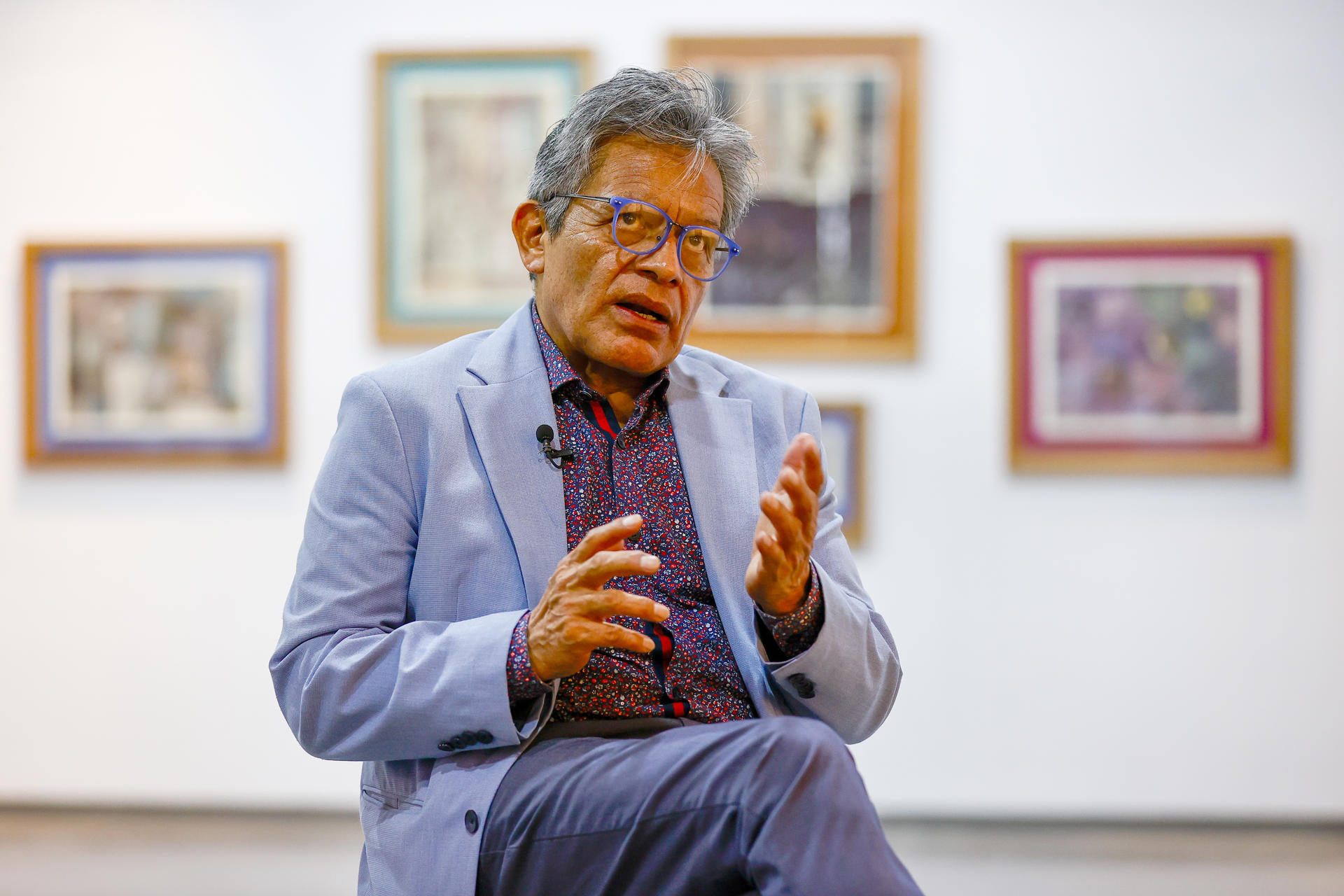 El pintor ecuatoriano Miguel Betancourt habla en una entrevista con EFE este miércoles, en Quito (Ecuador). EFE/ José Jácome
