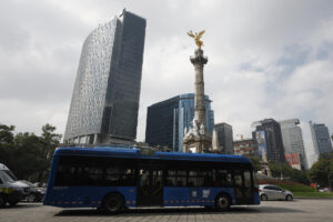 Fotografía de un bus transitando por una avenida este lunes en la Ciudad de México. Se espera que a este país lleguen más de cinco millones de visitantes para la Copa del Mundo 2026, cifra estimada por la Secretaría de Turismo del Gobierno mexicano. EFE/ Sáshenka Gutiérrez