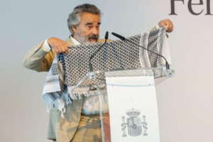 FOTODELDÍA SAN SEBASTÍAN (ESPAÑA), 20/09/2025.- El actor Eduard Fernández se coloca un pañuelo palestino tras recibir el Premio Nacional de Cinematografía 2025 durante un acto celebrado en la Tabakalera de San Sebastián este sábado. EFE/ Juan Herrero