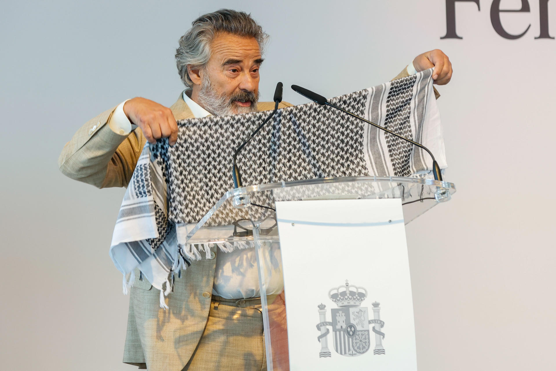 FOTODELDÍA SAN SEBASTÍAN (ESPAÑA), 20/09/2025.- El actor Eduard Fernández se coloca un pañuelo palestino tras recibir el Premio Nacional de Cinematografía 2025 durante un acto celebrado en la Tabakalera de San Sebastián este sábado. EFE/ Juan Herrero