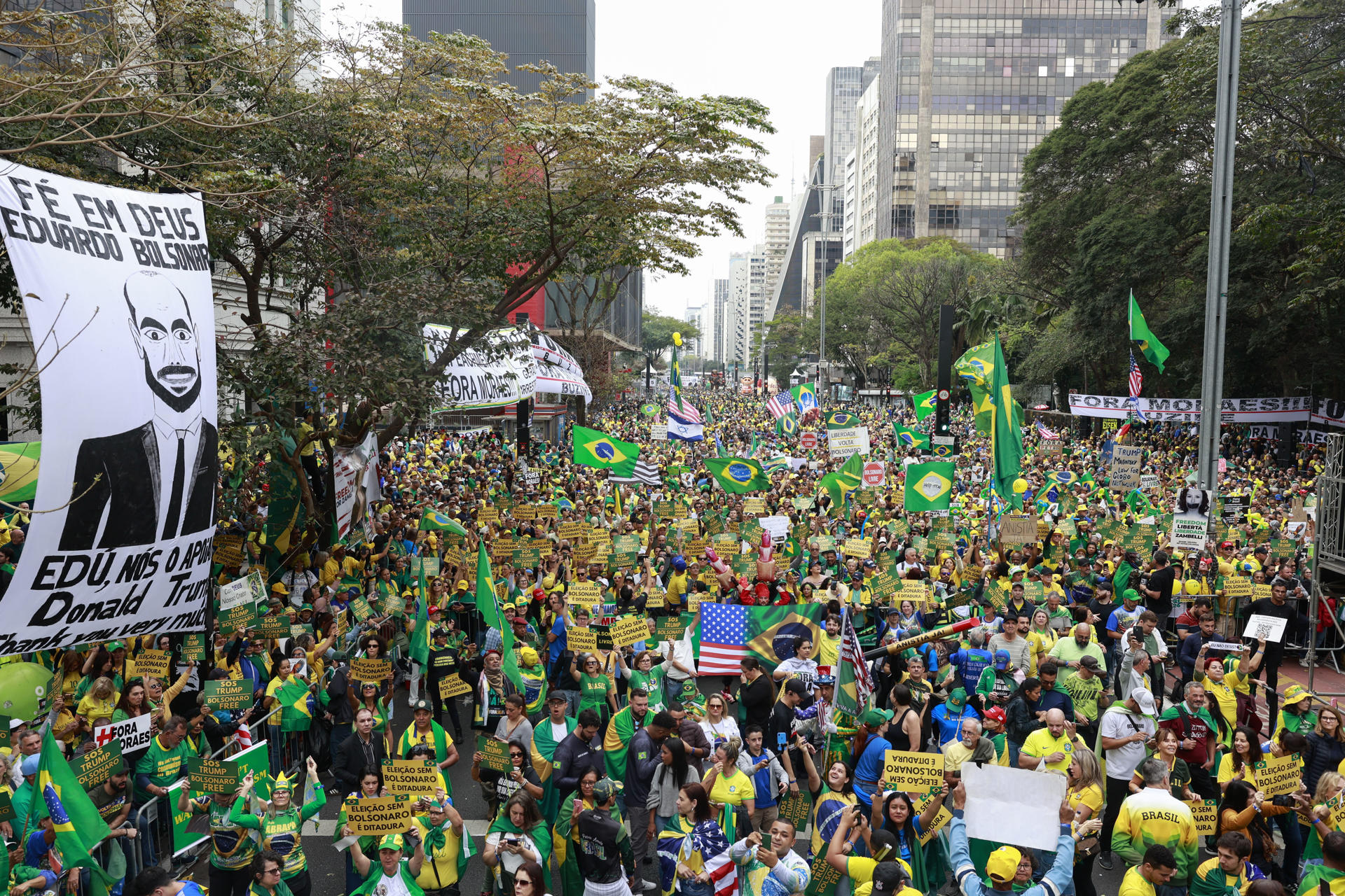 Simpatizantes del expresidente de Brasil, Jair Bolsonaro, participan en una manifestación este domingo, en la ciudad de São Paulo (Brasil). EFE/ Sebastiao Moreira