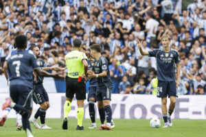 El defensa del Real Madrid Dean Huijsen durante su expulsión en el partido de la jornada 4 de La Liga EA Sports en el estadio Municipal de Anoeta en San Sebastián.-EFE/ Juan Herrero
