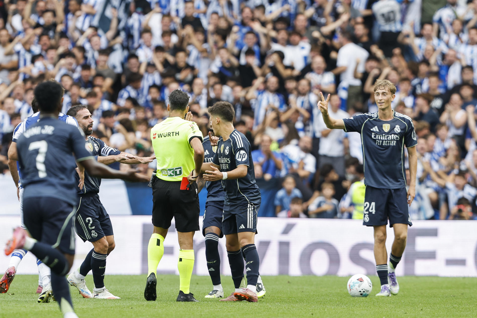 El defensa del Real Madrid Dean Huijsen durante su expulsión en el partido de la jornada 4 de La Liga EA Sports en el estadio Municipal de Anoeta en San Sebastián.-EFE/ Juan Herrero