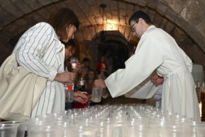 Los palentinos renuevan la tradición de beber el agua bendita de la cripta visigótica de San Antolín, situada bajo la catedral de Palencia, en el día del patron de la ciudad. EFE/ Almudena Álvarez