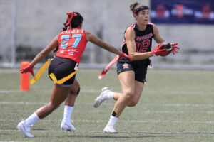 Allison Yamile Salazar (i) de México disputa el balón con Alexane Fournier de Canadá durante la final del Campeonato Continental de fútbol bandera. EFE/Bienvenido Velasco