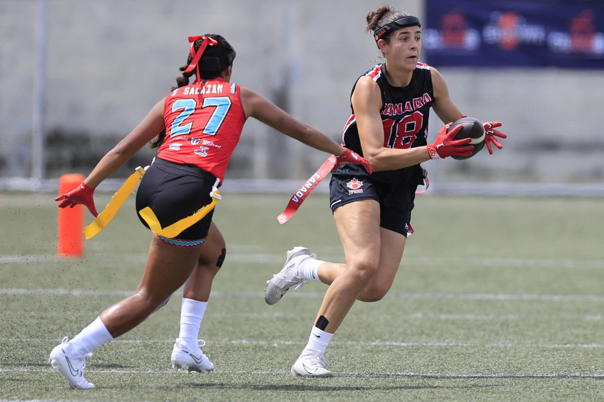 Allison Yamile Salazar (i) de México disputa el balón con Alexane Fournier de Canadá durante la final del Campeonato Continental de fútbol bandera. EFE/Bienvenido Velasco