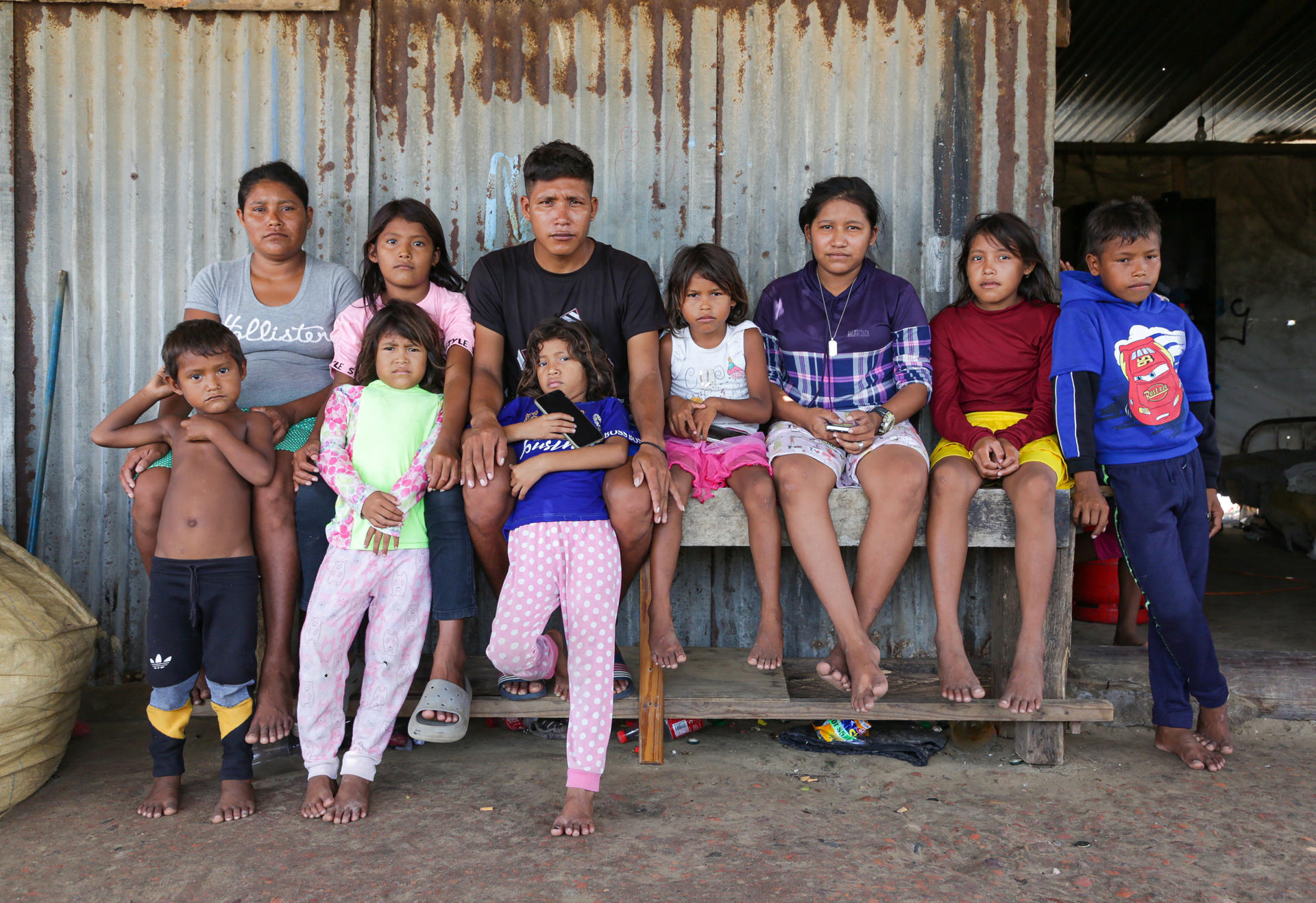 Fotografía que muestra a integrantes de las familias Pinto y Silva posando en Icacos (Trinidad y Tobago).EFE/ Andrea de Silva