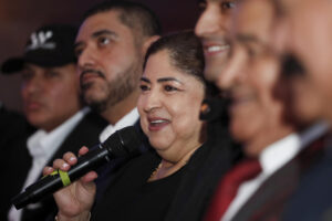 La fundadora y cantante de la orquesta salvadoreña de música tropical Hermanos Flores, Nory Flores (c), habla durante una rueda de prensa este lunes, en Antiguo Cuscatlán (El Salvador). EFE/ Rodrigo Sura