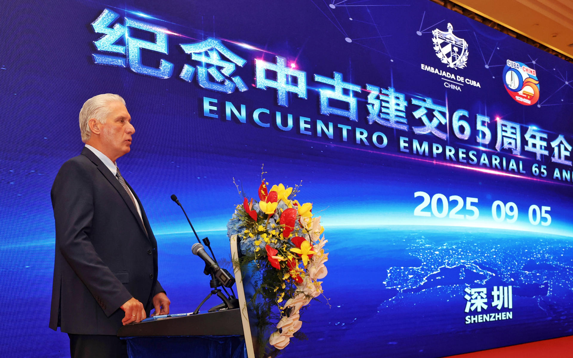 Fotografía cedida por la Presidencia de Cuba que muestra al mandatario Miguel Díaz-Canel, hablando en un encuentro con más de 70 empresarios chinos este viernes, en Senzhen (China). EFE/ Alejandro Azcuy/Presidencia de Cuba/