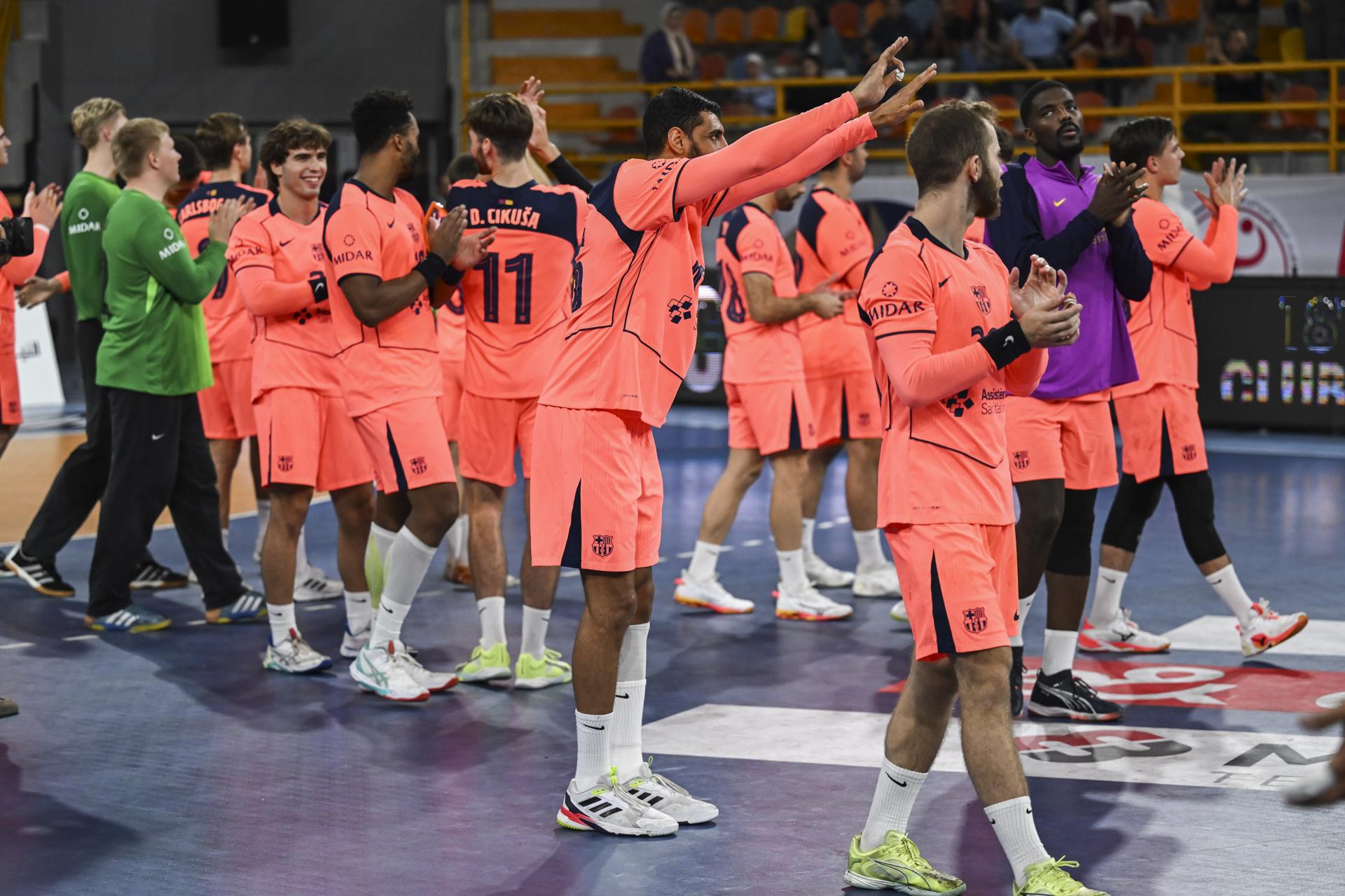 Los jugadores del Barça tras ganar al al Al Ahly egipcio en el pabellón New Capital Sports Hall de la nueva capital administrativa de Egipto. EFE/EPA/Mohamed Hossam