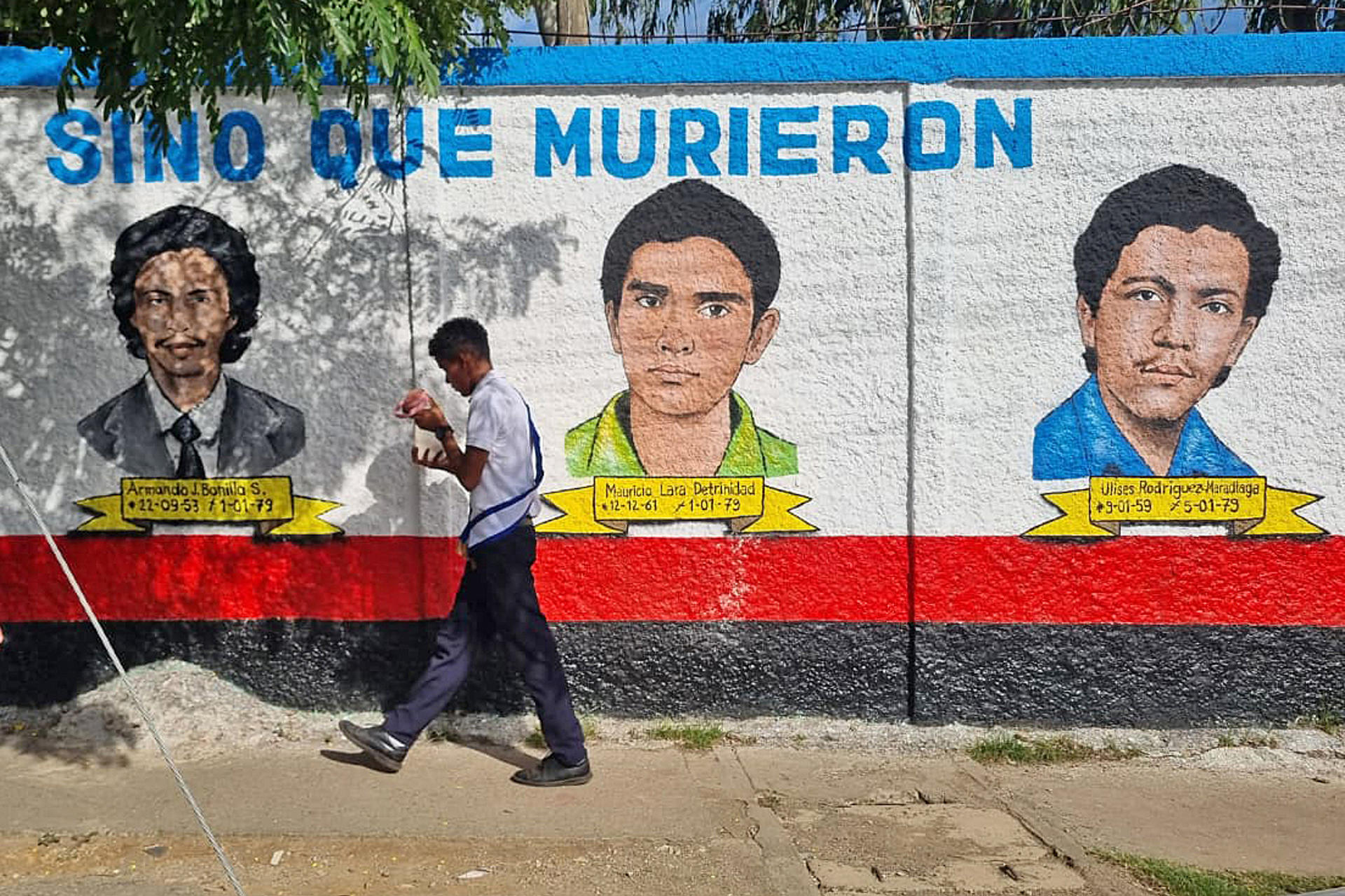 Una persona camina frente a un mural de estudiantes fallecidos durante la revolución en 1979 este lunes, en (Nicaragua). EFE/ STR
