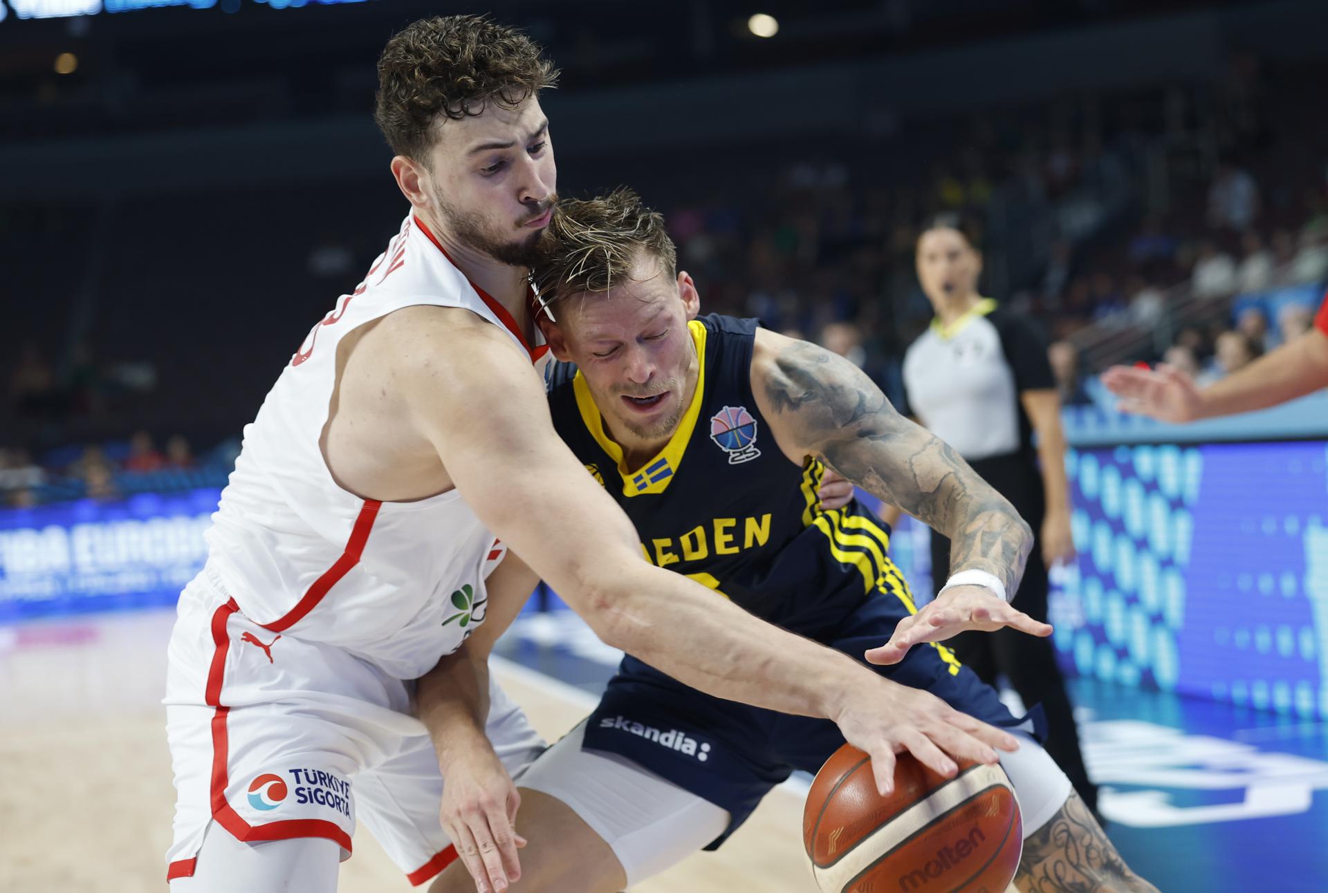 Alperen Sengun de Turquía y Viktor Gaddefors (d) de Suecia en acción durante el partido de baloncesto del EuroBasket 2025 entre Turquía y Suecia, en Riga, Letonia. EFE/EPA/TOMS KALNINS