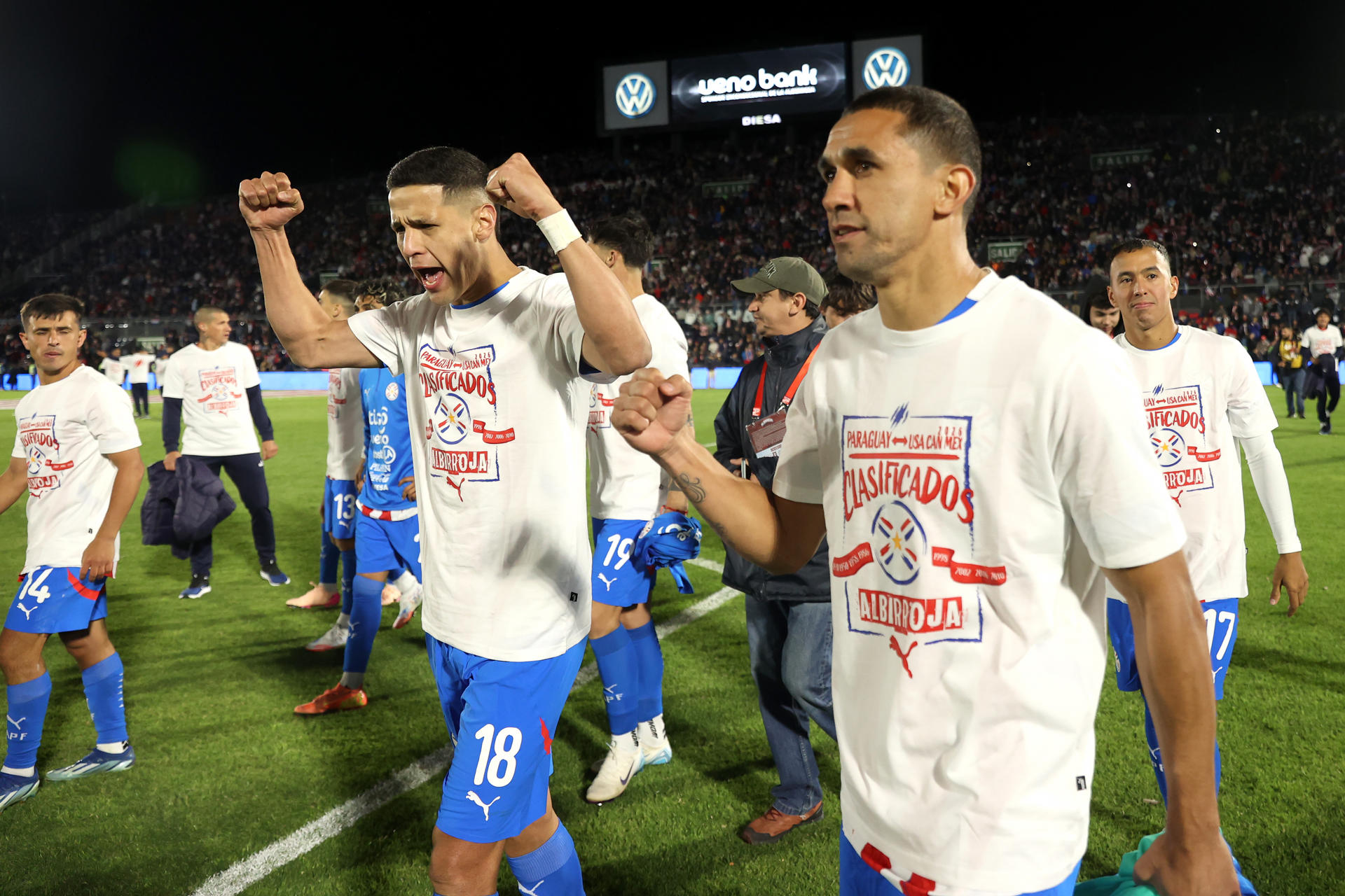 Jugadores de la selección de de Paraguay celebran la clasificación al Mundial de 2026 tras igualar 0-0 con la de Ecuador este jueves en el estadio asunceno Defensores del Chacoen la penútlima fecha de las eliminatorias sudamericanas. EFE/ Juan Pablo Pino
