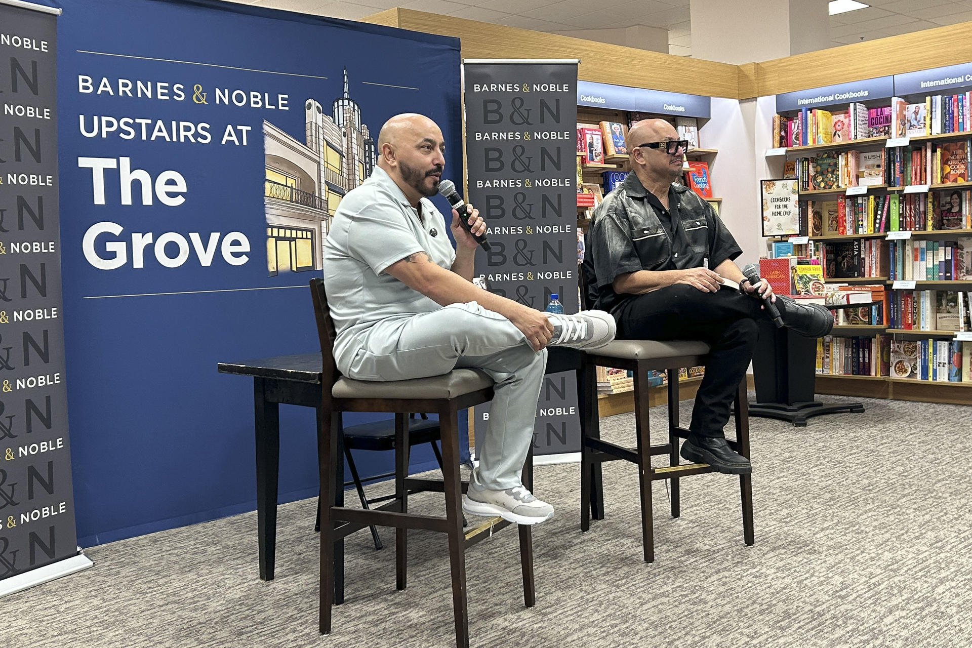 El cantautor mexicano Lupillo Rivera (i) fue captado este lunes, 22 de septiembre, durante la presentación de su autobiografía, en la popular librería Barnes & Noble, en Los Ángeles (CA, EE.UU.). EFE/Mikaela Viqueira
