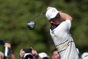 - Justin Rose de Europa golpea una bola en el hoyo 6 durante los partidos individuales de la Ryder Cup de golf de 2025. EFE/EPA/CRISTOBAL HERRERA-ULASHKEVICH