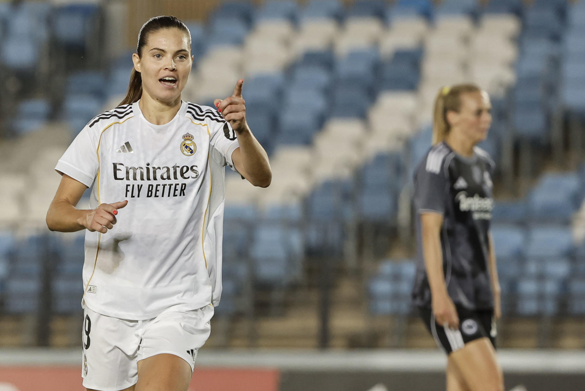 La delantera danesa del Real Madrid Signe Bruun celebra su gol durante el partido de Liga de Campeones femenino que Real Madrid y Eintracht de Fráncfort disputaron en el estadio Alfredo Di Stéfano. EFE/Sergio Pérez
