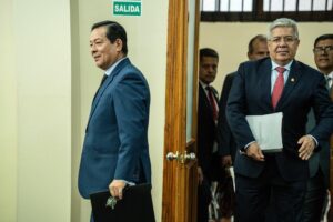 Fotografía de archivo del primer ministro de Perú, Eduardo Arana (i), en Lima (Perú). EFE/ John Reyes