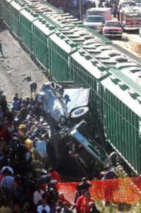 Efectivos de rescate recogen los cuerpos de las víctimas del accidente de un autobús que chocó con un tren de carga, en Guanajuato, México. EFE/Str