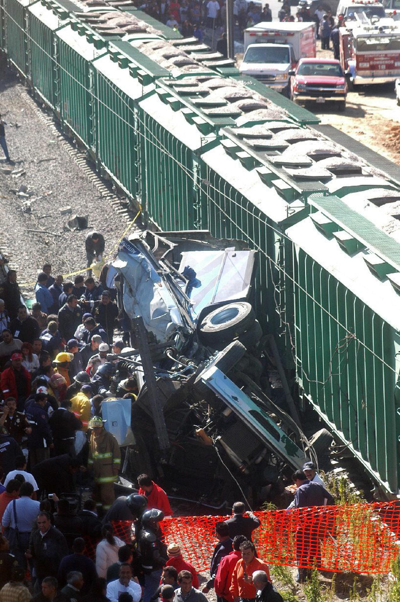 Efectivos de rescate recogen los cuerpos de las víctimas del accidente de un autobús que chocó con un tren de carga, en Guanajuato, México. EFE/Str
