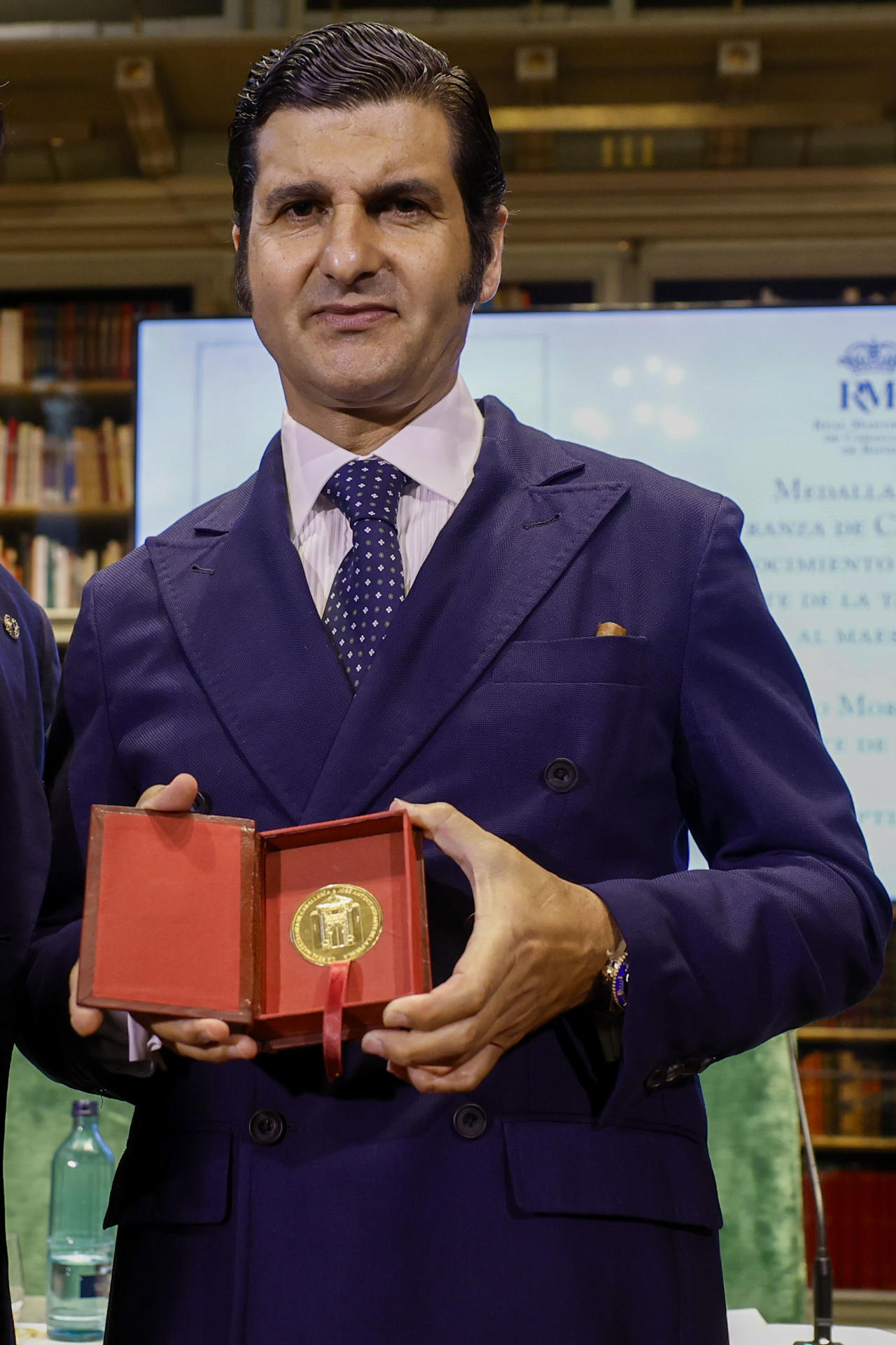 El diestro Morante de la Puebla posa después de recibir la Medalla de la Real Maestranza de Caballería de Ronda (Málaga) en reconocimiento a su aportación a la tauromaquia, este viernes en el salón biblioteca de la institución. EFE/Jorge Zapata