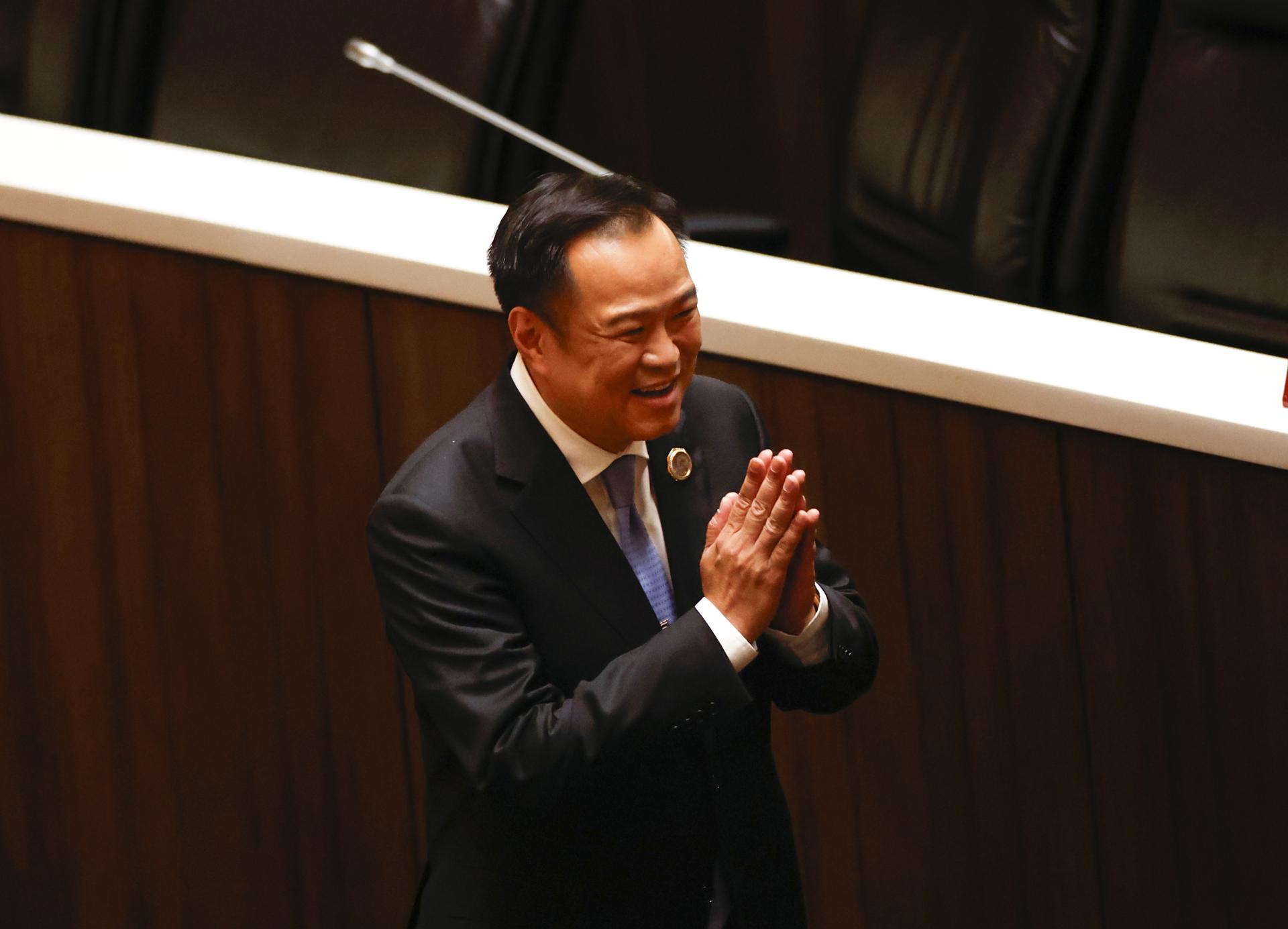 Bangkok (Tailandia), 09/05/2025.- El líder del partido conservador Bhumjaithai, Anutin Charnvirakul, realiza un saludo tradicional ante los miembros de la Cámara de Representantes, donde salió elegido primer ministro de Tailandia tras una votación parlamentaria. EFE/EPA/RUNGROJ YONGRIT