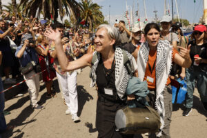 La exalcaldesa de Barcelona Ada Colau junto a los barcos que forman parte de la flotilla en el puerto de Barcelona. La flotilla Global Sumud sale este domingo desde Barcelona y con destino a Gaza, en una acción solidaria con el pueblo palestino en la que participan entidades de 44 países. EFE/ Toni Albir