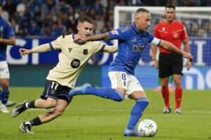 El centrocampista del Oviedo Santi Cazorla (d) juega un balón ante Marc Casadó, del Barcelona, durante el partido de la sexta jornada de LaLiga EA Sports que Real Oviedo y FC Barcelona disputaron en el estadio Carlos Tartiere. EFE/Paco Paredes