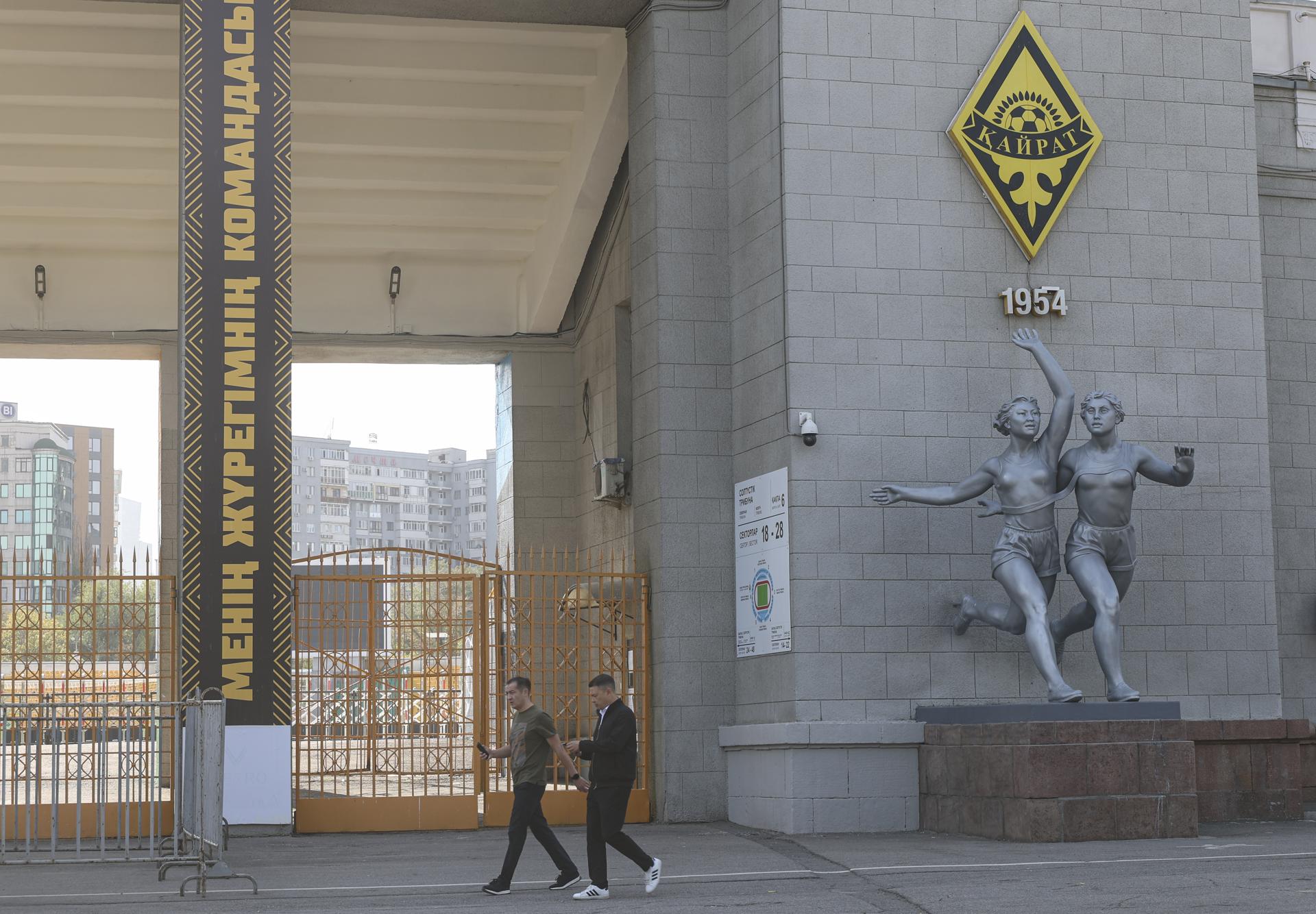 Uno de los accesos al estadio Central de Almaty, donde el Real Madrid jugará su partido de la segunda jornada de la Liga de Campeones contra el Kairat de Kazajistán. EFE/EPA/MAXIM SHIPENKOV