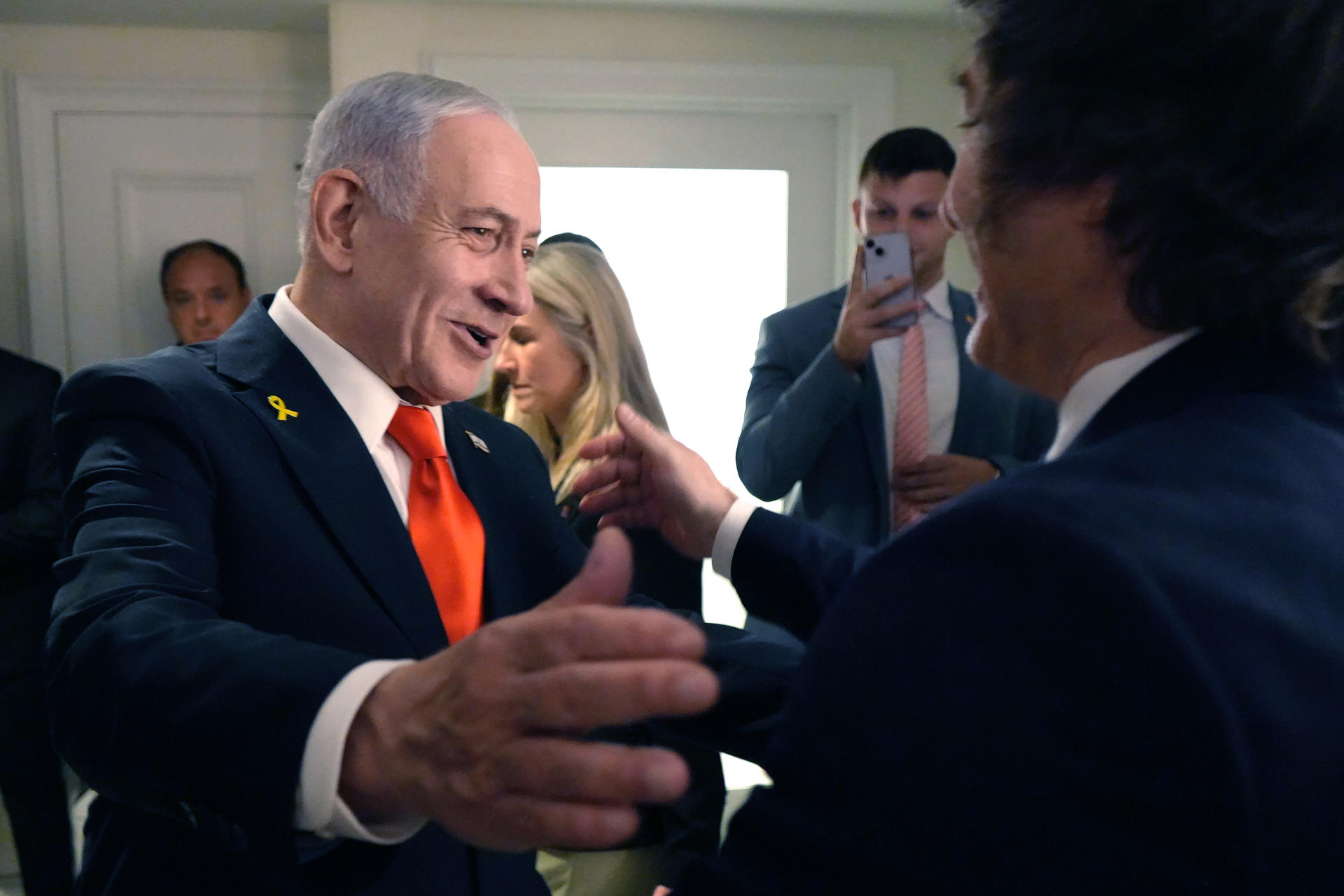 El presidente de Argentina, Javier Milei (d), saluda al primer ministro de Israel, Benjamín Netanyahu (i), en el marco de la Asamblea General de la ONU este jueves, en Nueva York (EE.UU.). EFE/ Presidencia de Argentina /SOLO USO EDITORIAL/ NO VENTAS/ SOLO DISPONIBLE PARA ILUSTRAR LA NOTICIA QUE ACOMPAÑA (CRÉDITO OBLIGATORIO)