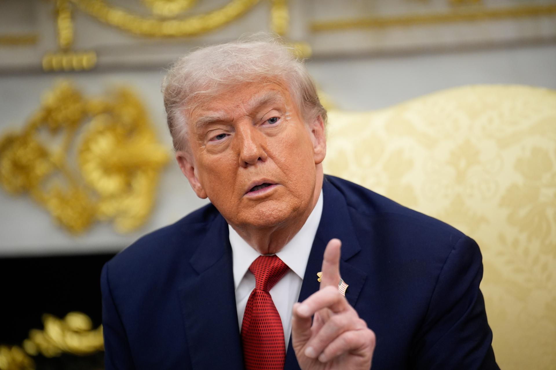 El presidente de Estados Unidos, Donald Trump, habla durante su reunión con el presidente turco, Recep Tayyip Erdogan (no en la imagen), en la Oficina Oval de la Casa Blanca, en Washington, DC, EE. UU., el 25 de septiembre de 2025. EFE/YURI GRIPAS / POOL