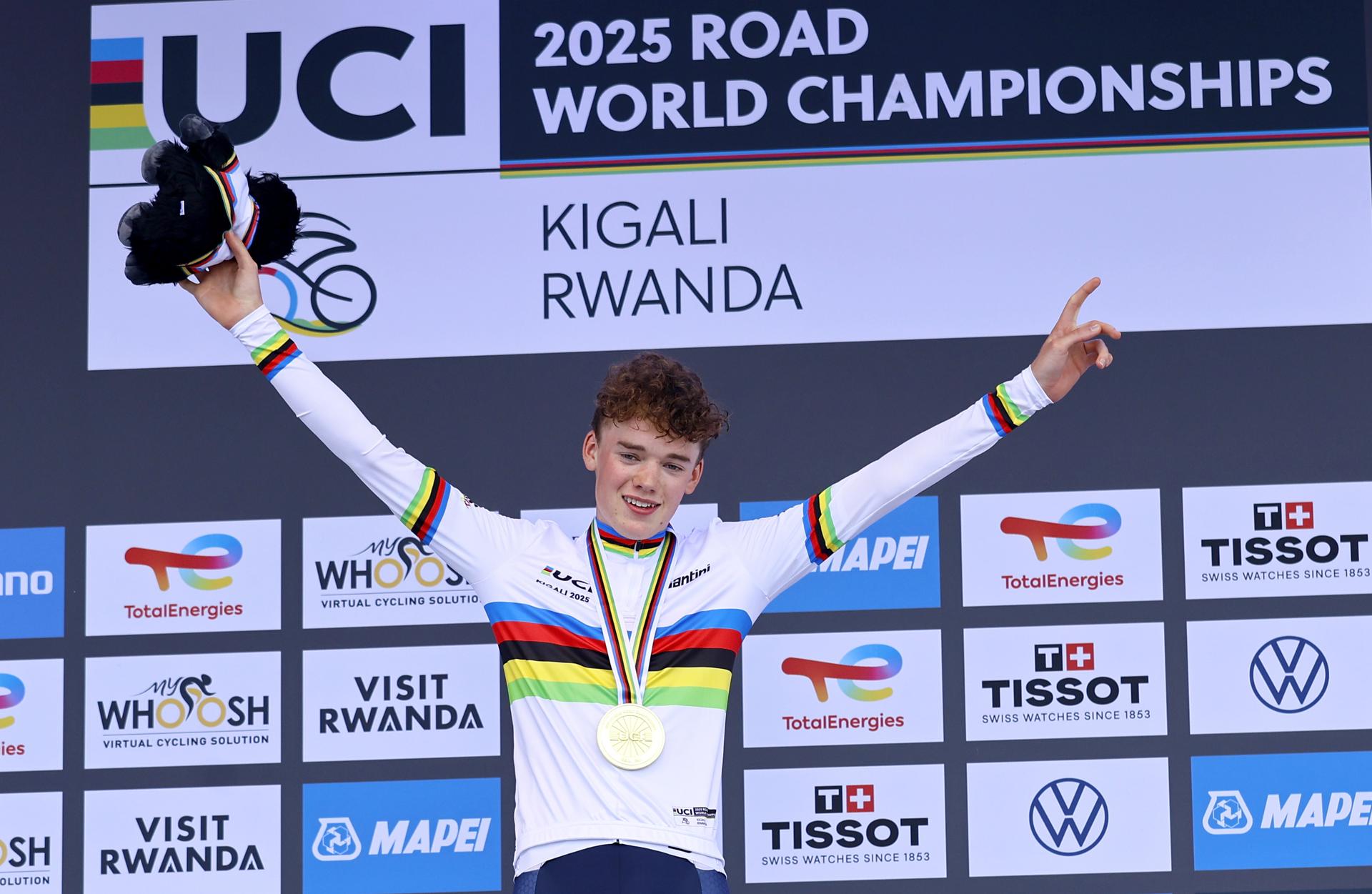 El británico Harry Hudson se proclamó este viernes campeón del mundo júnior de ciclismo en ruta en el Mundial de Ruanda EFE/EPA/KIM LUDBROOK
