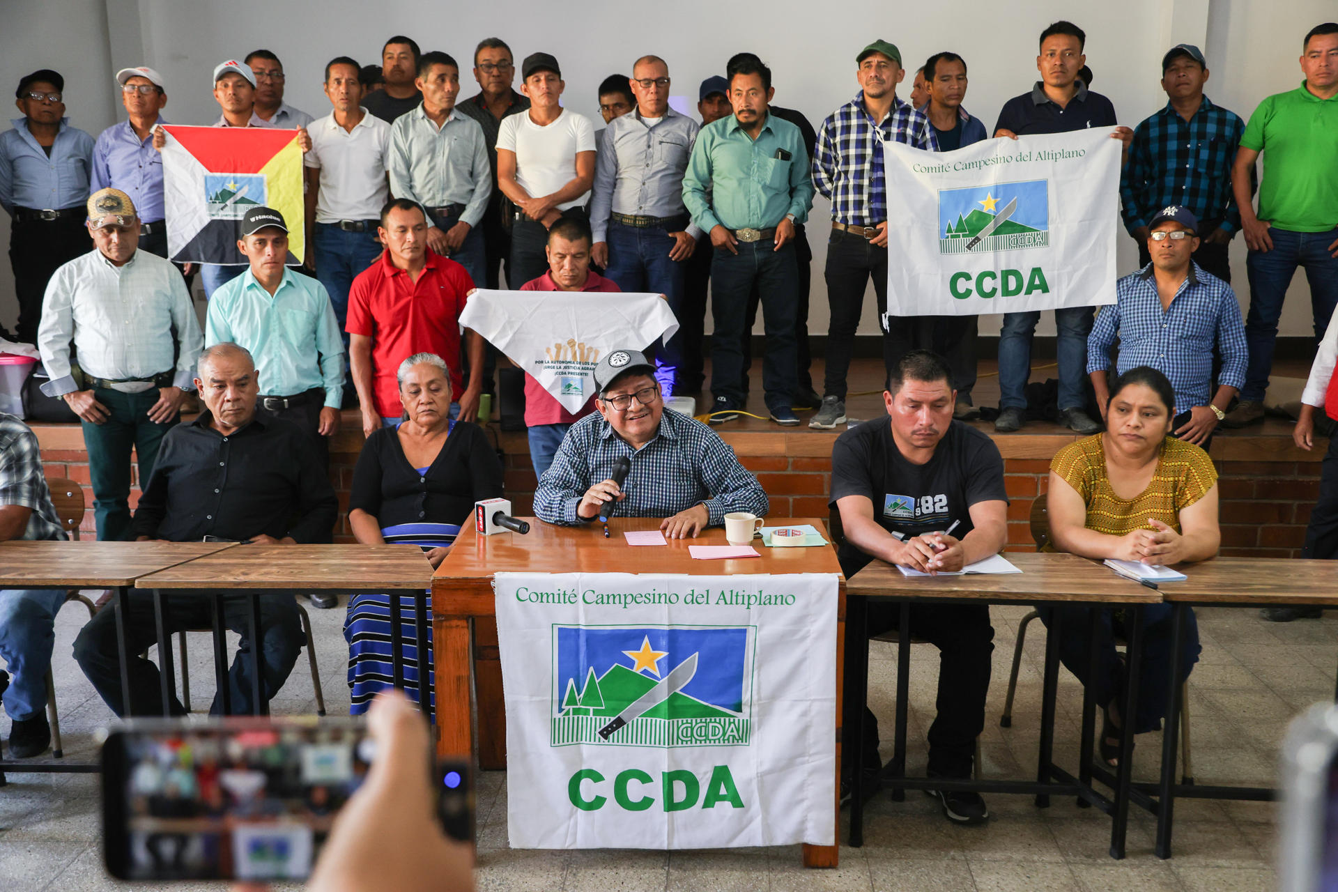 El exdiputado y dirigente campesino de la organización Comité Campesino del Altiplano (CCDA), Leocadio Juracán (c), habla durante una rueda de prensa este 18 de septiembre de 2025, en Ciudad de Guatemala (Guatemala). EFE/ Mariano Macz

