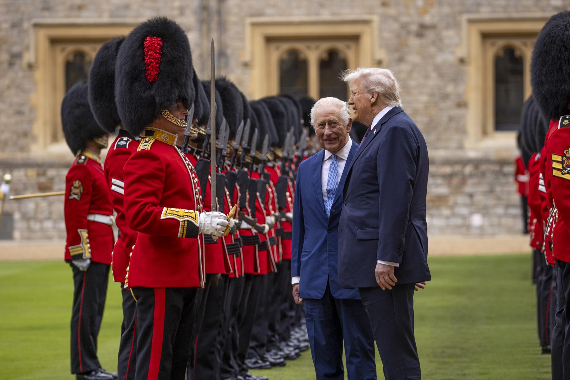 Fotografía proporcionada por el Ministerio de Defensa del Reino Unido que muestra al rey Carlos III (izquierda) y al presidente de EE. UU., Donald J. Trump, pasando revista a la Guardia de Honor durante la visita de Estado en el Castillo de Windsor, en Windsor, Reino Unido. EFE/SGT ROB KANE
