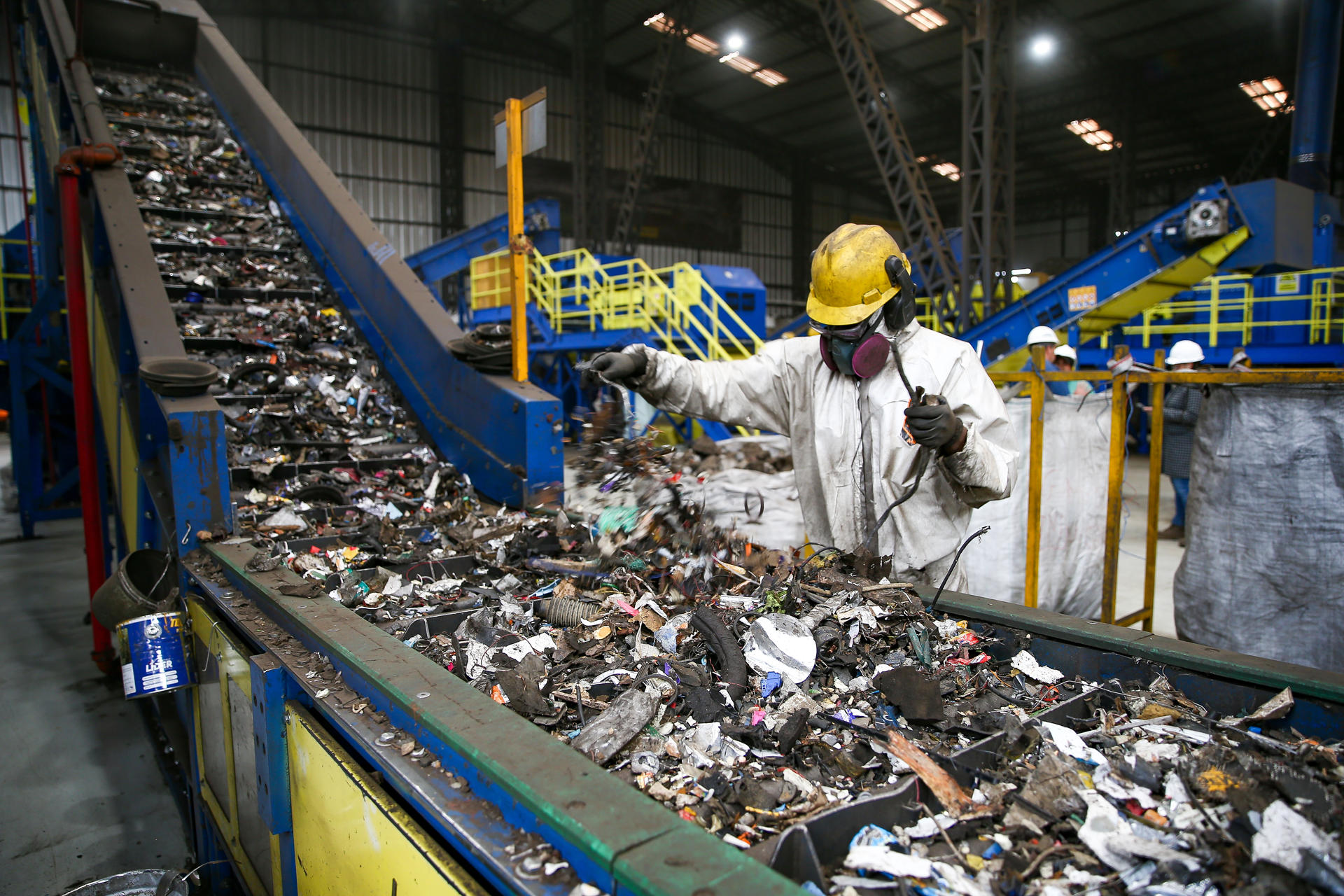 Más de 2,5 millones de toneladas de chatarra han sido recicladas en los últimos quince años en Ecuador para darles una segunda vida y uso en una fábrica que se alimenta cada vez más de energías limpias y renovables para forjar un "acero verde". EFE/ José Jácome