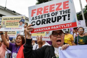 QUEZON CITY (Philippines), 11/09/2025.- Protesters hold signs during a rally in opposition to all forms of corruption in government, at the Shrine of Mary, Queen of Peace (EDSA Shrine), in Quezon City, Metro Manila, Philippines, 11 September 2025. The head of the Department of Public Works and Highways (DPWH) on 11 September filed corruption complaints at the Office of the Ombudsman against some 20 DPWH officers and personnel and at least 4 private contractors in relation to alleged anomalous flood control infrastructure projects. The latest development comes following Congress legislative investigations that discovered alleged acts of corruption involving government officials and contractors. (Protestas, Filipinas) EFE/EPA/ROLEX DELA PENA