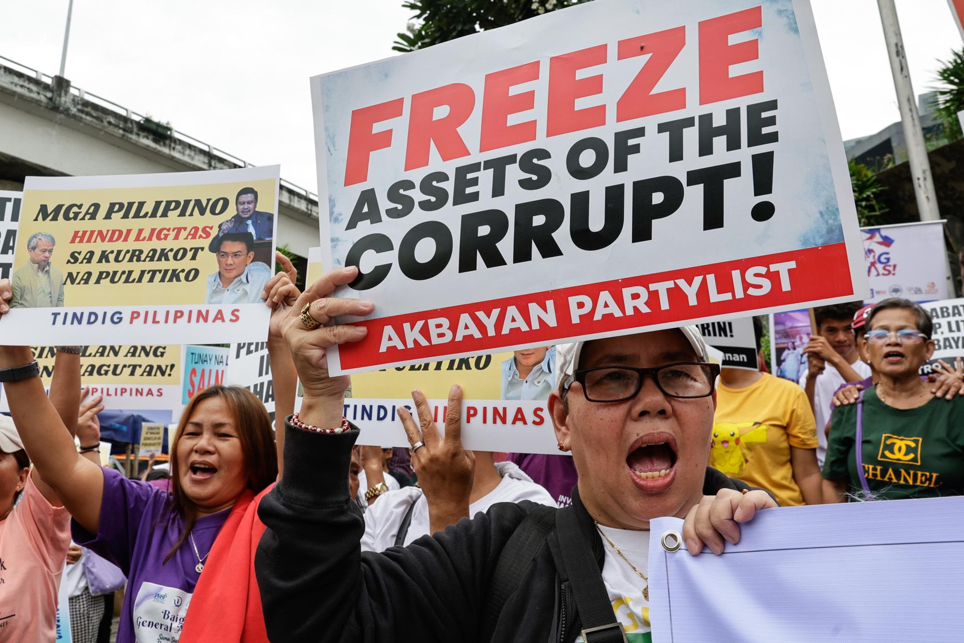 QUEZON CITY (Philippines), 11/09/2025.- Protesters hold signs during a rally in opposition to all forms of corruption in government, at the Shrine of Mary, Queen of Peace (EDSA Shrine), in Quezon City, Metro Manila, Philippines, 11 September 2025. The head of the Department of Public Works and Highways (DPWH) on 11 September filed corruption complaints at the Office of the Ombudsman against some 20 DPWH officers and personnel and at least 4 private contractors in relation to alleged anomalous flood control infrastructure projects. The latest development comes following Congress legislative investigations that discovered alleged acts of corruption involving government officials and contractors. (Protestas, Filipinas) EFE/EPA/ROLEX DELA PENA