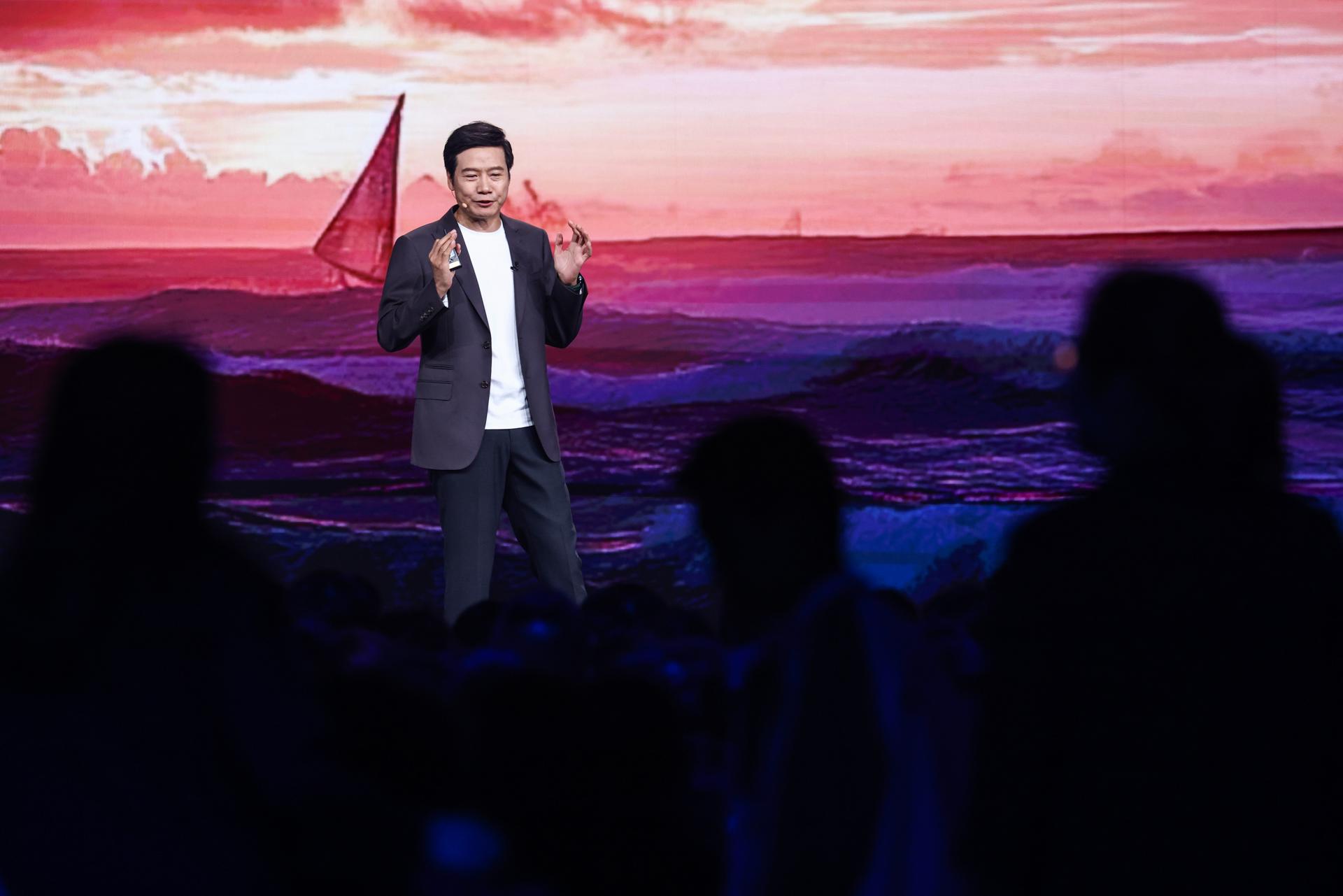 El fundador, presidente y director ejecutivo del grupo Xiaomi, Lei Jun, habla durante el lanzamiento este jueves del smartphone Xiaomi 17 en Pekín. EFE/EPA/WU HAO
