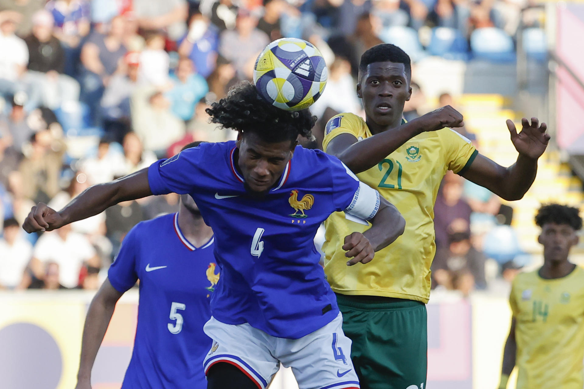 Steven Baseya (i) de Francia disputa un balón con Siviwe Magidigidi de Sudáfrica en un partido del grupo E de la Copa Mundial Sub-20. EFE/ Elvis González
