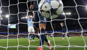 El delantero noruego del Manchester City Erling Haaland (i) celebra tras marcar el 1-0 contra el Nápoles, en el partido de la Liga de Campeones disputado en el Etihad. EFE/EPA/ADAM VAUGHAN
