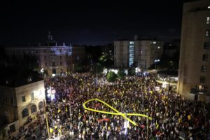 Una protesta multitudinaria cerca de la residencia de Benjamin Netanyahu pide la liberación de los rehenes EFE/EPA/ABIR SULTAN