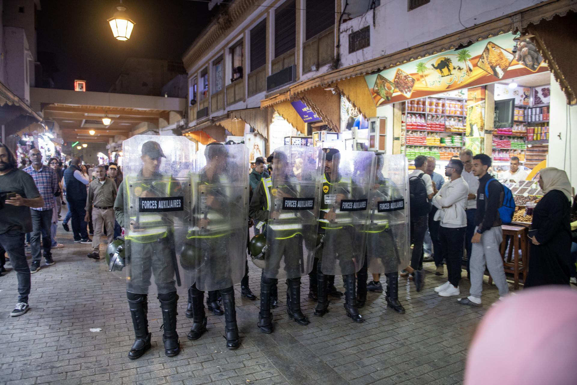 Las fuerzas de seguridad marroquíes hacen guardia durante una manifestación en Rabat, Marruecos, el 29 de septiembre de 2025. EFE/JALAL MORCHIDI
