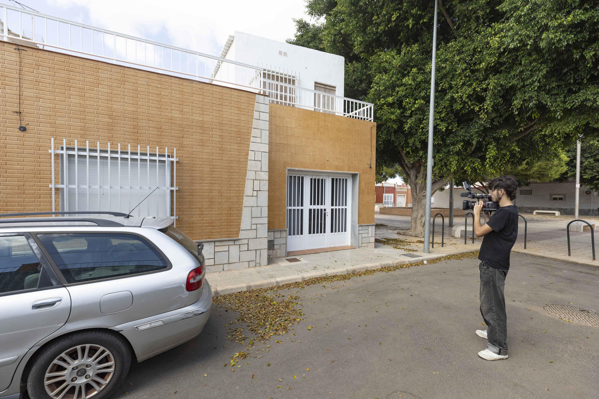 Un hombre de 66 años ha sido detenido esta mañana en la diputación cartagenera de El Algar como presunto autor de la muerte de su mujer a cuchilladas, según han informado fuentes de la Guardia Civil. El suceso ha tenido lugar esta mañana en el interior de una vivienda de la citada localidad donde ambos residían. Cuando han llegado los agentes, al parecer alertados por vecinos, han encontrado el cuerpo sin vida de la víctima, una mujer de 64 años, con signos de violencia por arma blanca. EFE/ Marcial Guillén
