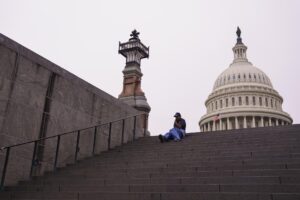 Un trabajador federal se sienta en las escaleras del Capitolio en Washington, EE.UU. EFE/EPA/WILL OLIVER