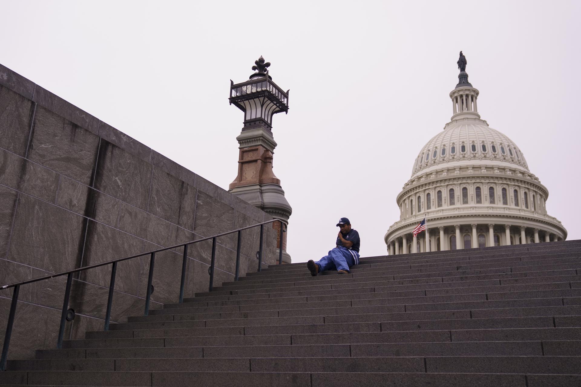 Un trabajador federal se sienta en las escaleras del Capitolio en Washington, EE.UU. EFE/EPA/WILL OLIVER