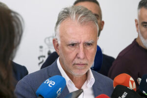 El ministro de Política Territorial, Ángel Víctor Torres (c), atiende a los periodistas en una imagen de archivo. EFE/Ángel Medina G.