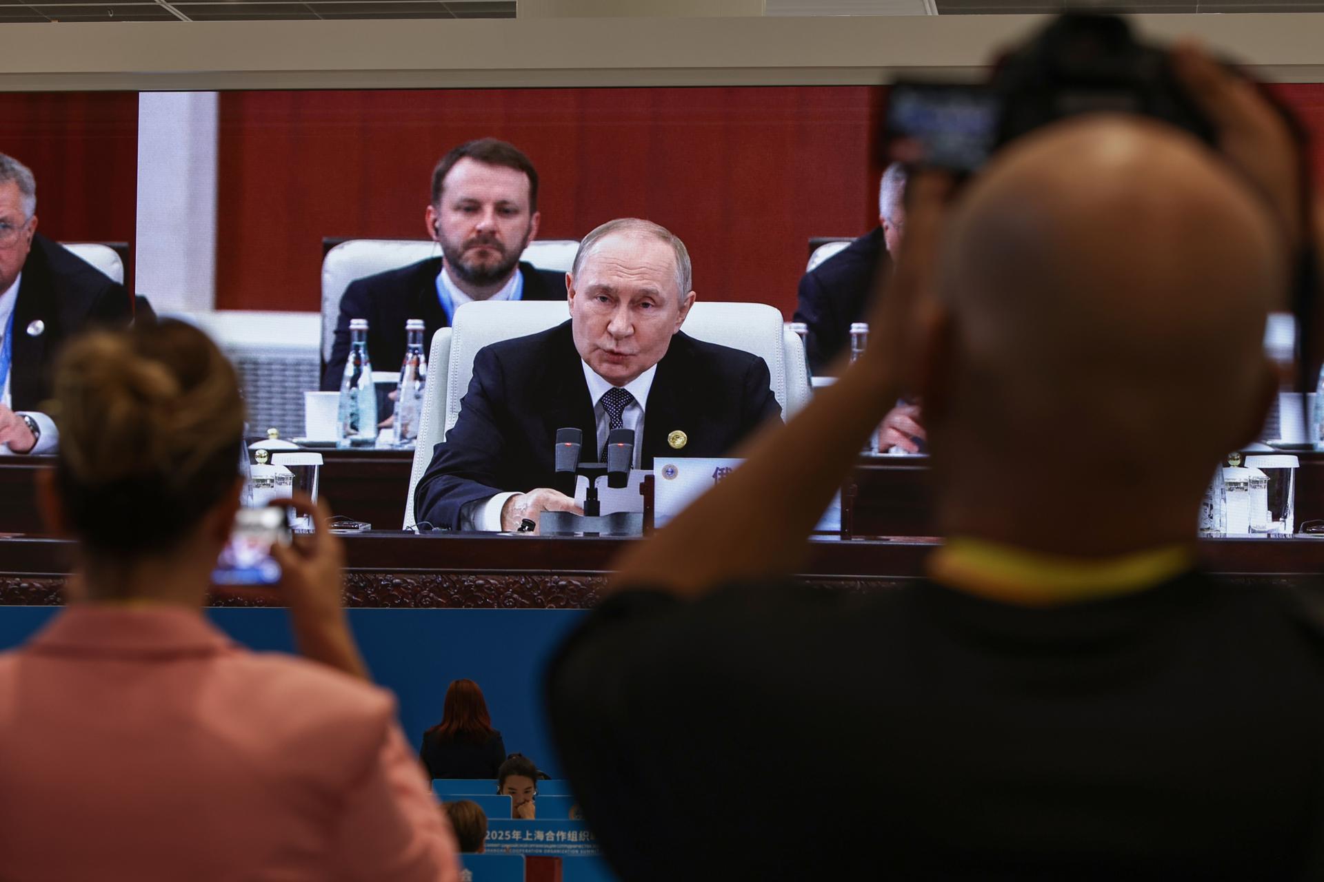 Periodistas toman imágenes del presidente ruso, Vladimir Putin, durante una transmisión, en el Centro de Medios, de su discurso durante la Cumbre de la Organización de Cooperación de Shanghái (OCS) 2025 en Tianjin. EFE/EPA/ANDRES MARTINEZ CASARES