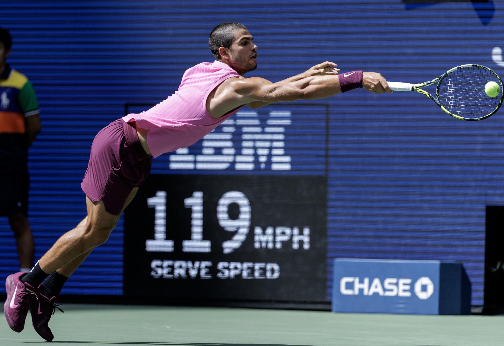 El español Carlos Alcaraz derrotó al checo Jiri Lehecka por 6-4, 6-2 y 6-4 en cuartos de final del Abierto de Estados Unidos y avanzó a las semifinales. EFE/EPA/CRISTOBAL HERRERA ULASHKEVICH